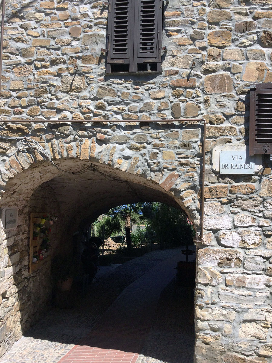 Eingang und Fassade Costarainera